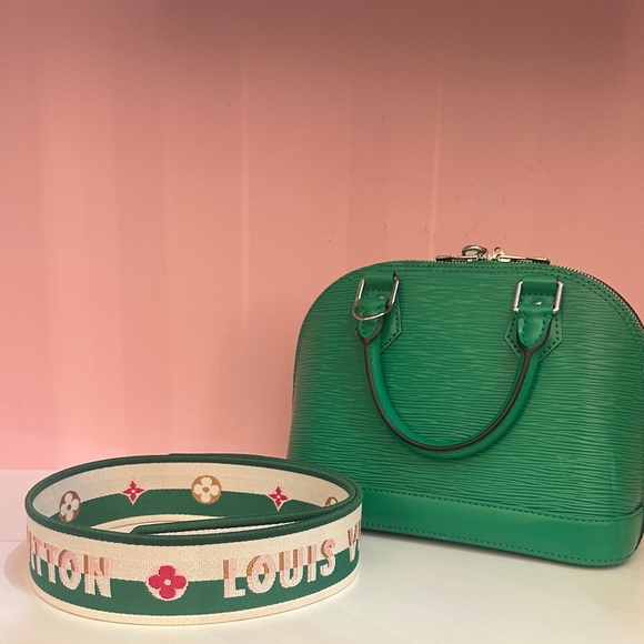 LOUIS VUITTON
Epi Jacquard Alma BB Serpentine - Picture 10 of 13